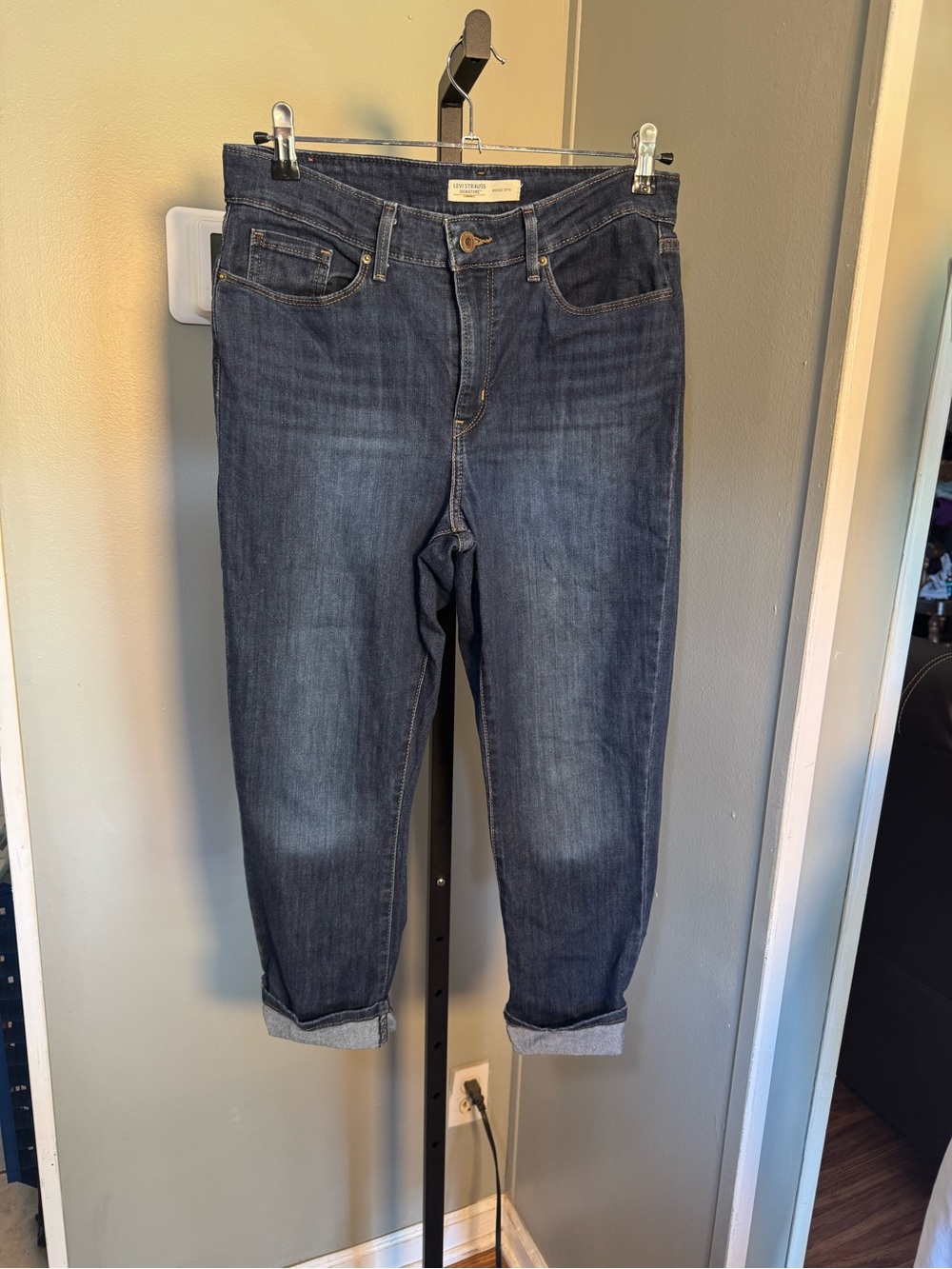 NWOT Levi’s women Capris Classic Straight Comfort